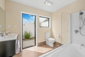 Departamento Deluxe, 2 habitaciones, hidromasaje | Baño | Tina con regadera, tina profunda, amenidades de baño gratuitas 