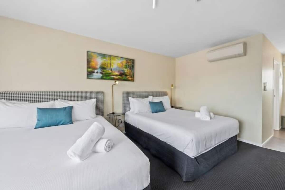 1 bedroom, pillow-top beds, desk, laptop workspace
