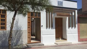 المنشأة من الخارج