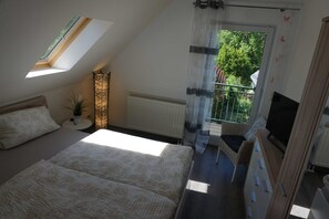 3 makuuhuonetta, vauvan matkasänky, vuodevaatteet