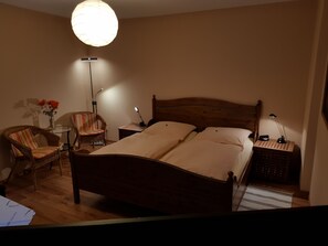 Iron/ironing board, Internet, bed sheets - Very central apartment / 150m to the large Plöner See / Fewo 1 (Plön)