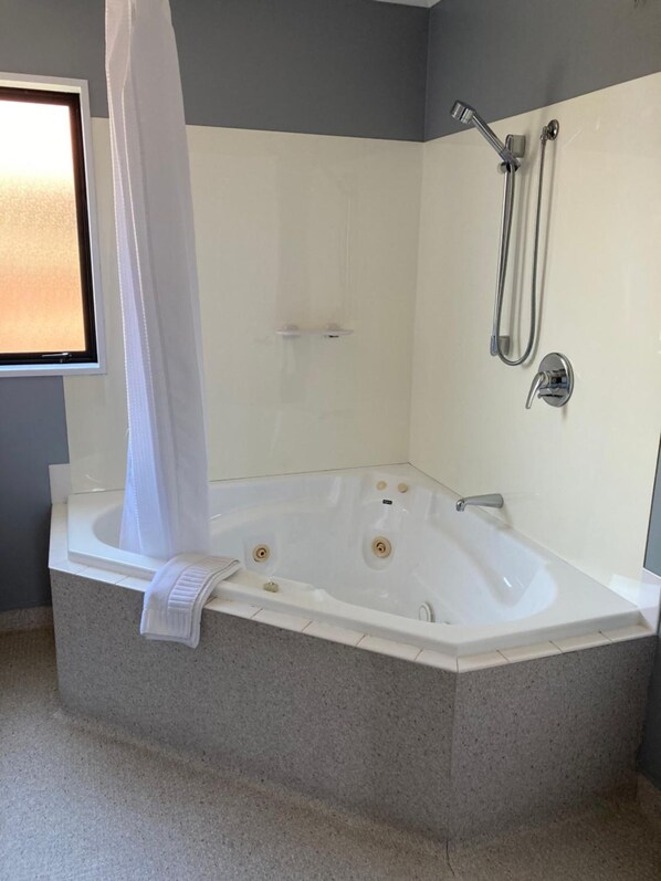 Amenidades de baño gratuitas, secadora de cabello, toallas 
