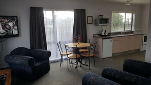 Apartment, 2 Schlafzimmer | Wohnbereich | Flachbildfernseher