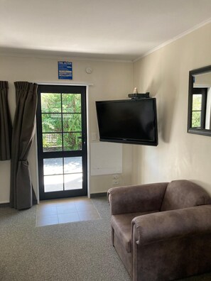 Flat-screen TV - Heritage Highway Motel (Hokitika)