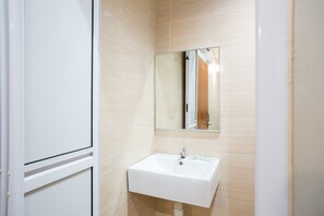 スーペリア ルーム クイーンベッド 1 台 | バスルーム | シャワー、バスアメニティ (無料)、タオル