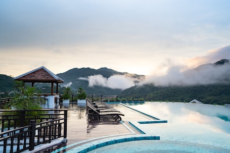 Indoor pool, outdoor pool, open 6:30 AM to 6:30 PM, sun loungers. Le Grand Pakbeng Resort