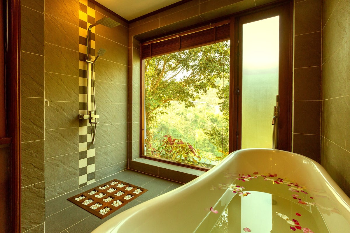 presidential suite | bathroom | separate bathtub and shower, free toiletries, hair dryer, bathrobes