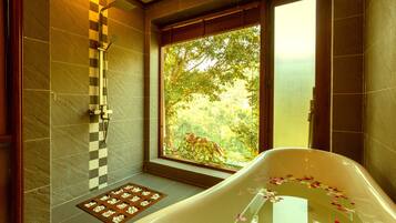 State Villa Twin | Bathroom | Separate tub and shower, free toiletries, hair dryer, bathrobes