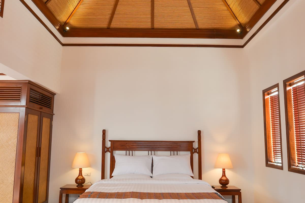 family room | 1 bedroom, pillow-top beds, minibar, individually decorated