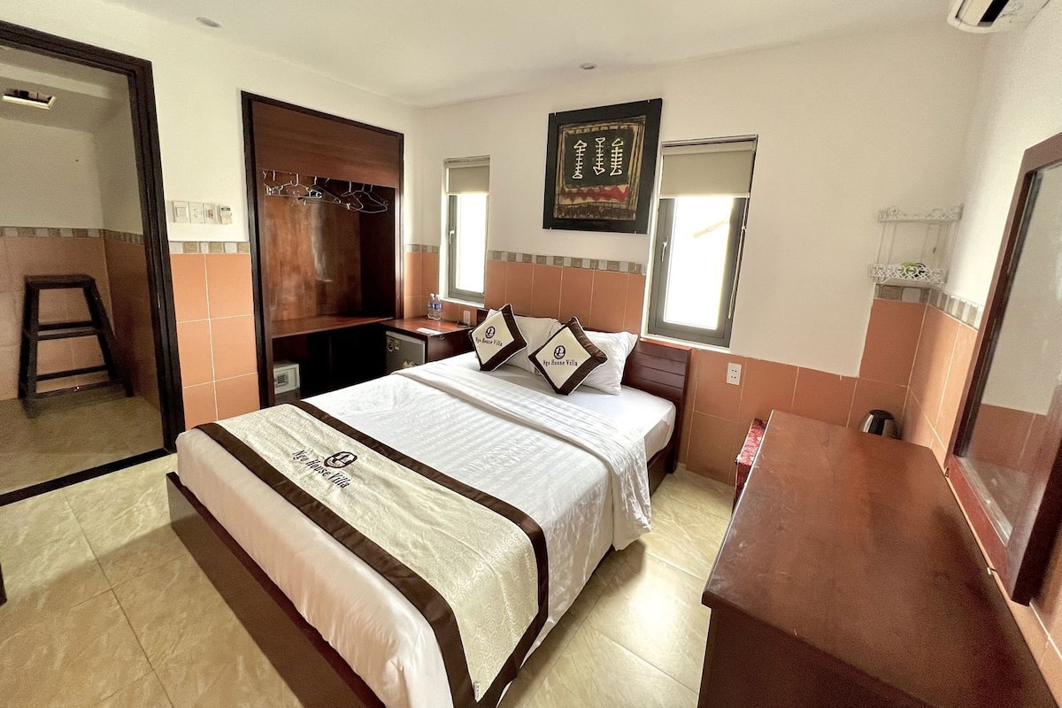 Minibar, desk, blackout curtains, free WiFi