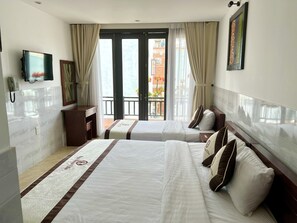 Habitación triple básica | Minibar, escritorio, cortinas blackout y wifi gratis 