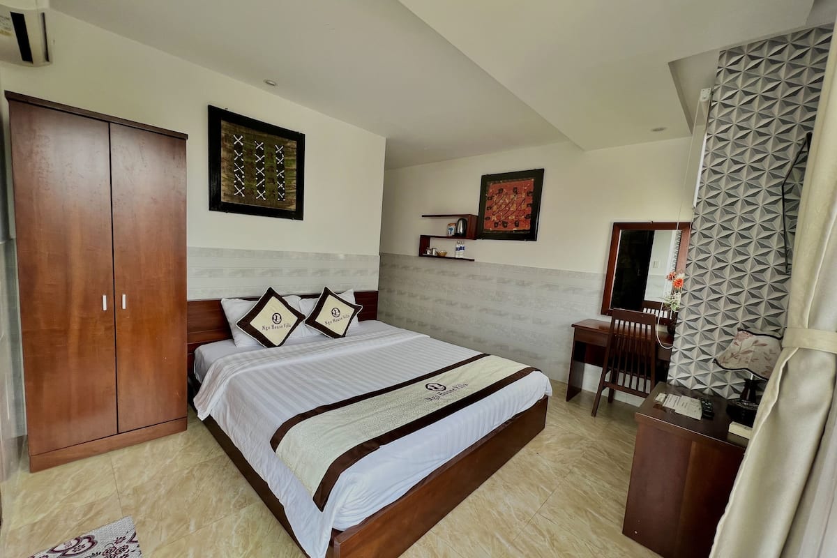 Minibar, desk, blackout curtains, free WiFi