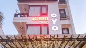Ein Hotel Eingang mit einem Schild, auf dem 'NGO HOUSE VILLA OYO' steht.