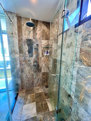 Habitación familiar | Baño | Regadera, regadera tipo lluvia, secadora de cabello, pantuflas 