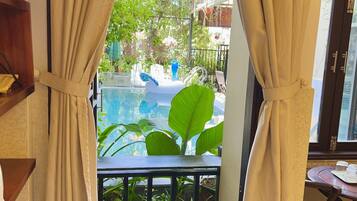 Kamar Double Kota, 1 Tempat Tidur Queen, pemandangan kolam renang | Balkon