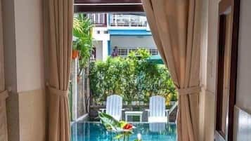 Kamar Double Kota, 1 Tempat Tidur Queen, pemandangan kolam renang | Minibar, brankas, meja kerja, dan Wi-Fi gratis