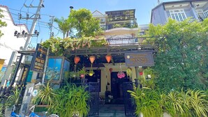 A building with a sign for 'Dich Vu Luong Tru Homes Stay Phan Ngo'. - Ngo Homestay (Da Nang)