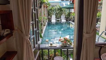 City tweepersoonskamer, 1 queensize bed, uitzicht op zwembad | Balkon