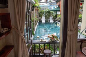 City-Doppelzimmer, 1 Queen-Bett, Poolblick | Balkon