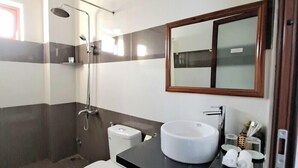 A modern bathroom with a toilet, sink, and shower. - Pink House Homestay (Da Nang)