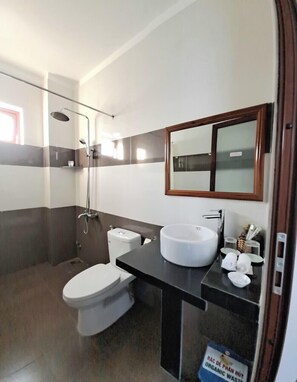Shower, rainfall showerhead, free toiletries, hair dryer - Pink House Homestay (Da Nang)