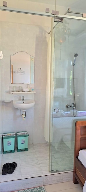 Habitación doble estándar, para no fumadores | Baño | Regadera, regadera tipo lluvia, amenidades de baño gratuitas 