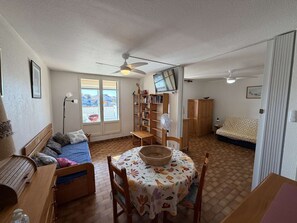TV - Spacious 3-bedroom apt with terrace, pool and parking near the beach (Port Barcarès)