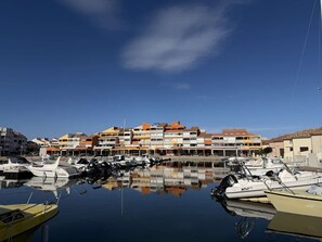 Marina - Spacious 3-bedroom apt with terrace, pool and parking near the beach (Port Barcarès)