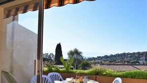 Outdoor dining - Studio with sleeping area near beach with parking - Le Lavandou (Le Lavandou)