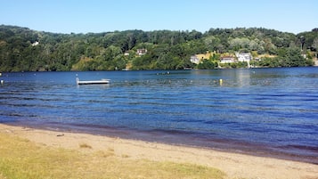 Playa en los alrededores y camastros 