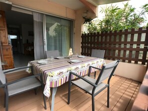 Outdoor dining - Beachfront Apartment with Terrace, Sleeps 4, WiFi, Parking - Le Barcarès (Port Barcarès)
