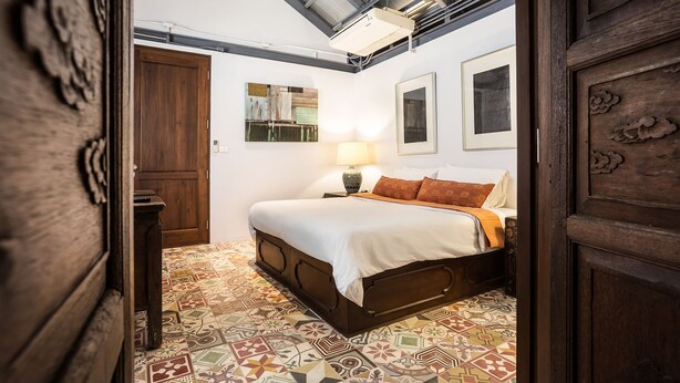 Deluxe 2-Bedroom Room | ミニバー、セーフティボックス (室内)、デスク、遮光カーテン