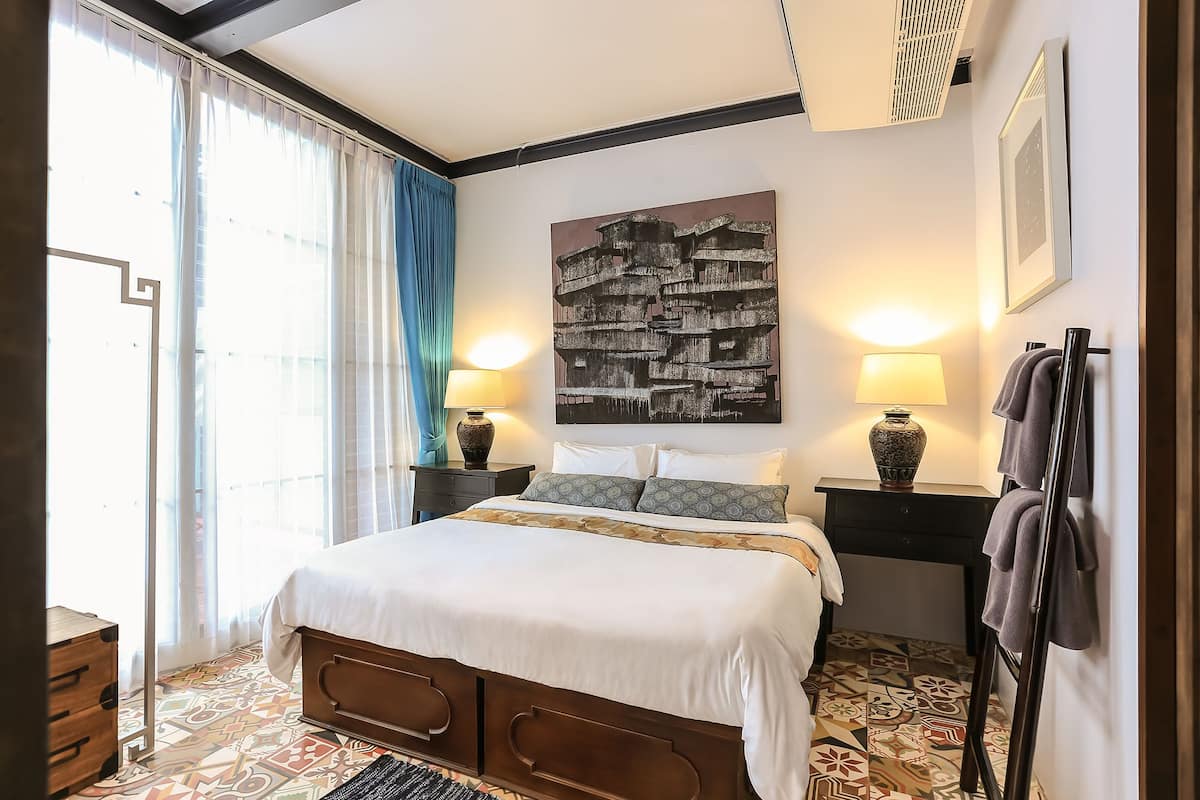 Rom – deluxe | Minibar, safe på rommet, skrivebord og blendingsgardiner
