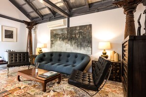 Deluxe 2-Bedroom Room | Area soggiorno | TV LED 32 pollici con canali via cavo, TV