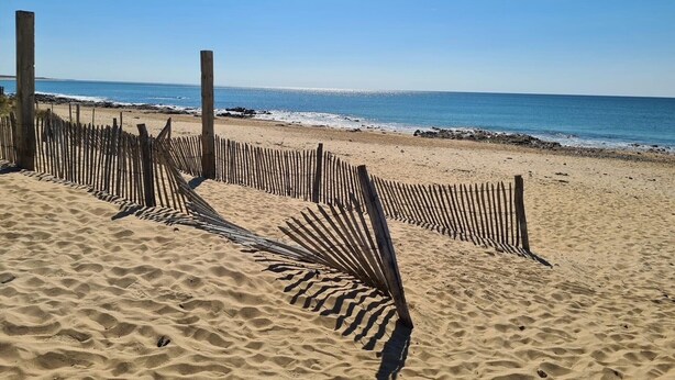 A sandy beach with a wooden fence and a clear view of the ocean. - Cozy Beachside House with Courtyards, WiFi & Parking - 800m from Dunes Beach (Bretignolles-sur-Mer)