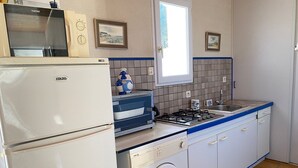Coffee/tea maker, fridge, microwave, oven - Cozy Beachside House with Courtyards, WiFi & Parking - 800m from Dunes Beach (Bretignolles-sur-Mer)