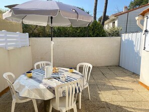 Outdoor dining - Cozy Beachside House with Courtyards, WiFi & Parking - 800m from Dunes Beach (Bretignolles-sur-Mer)