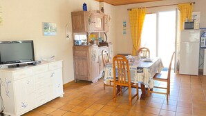 Dining - Cozy Beachside House with Courtyards, WiFi & Parking - 800m from Dunes Beach (Bretignolles-sur-Mer)
