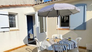 Outdoor dining - Cozy Beachside House with Courtyards, WiFi & Parking - 800m from Dunes Beach (Bretignolles-sur-Mer)