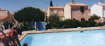 Cozy Villa with Pool Access, 1 Bedroom, Parking, Near Beach and Shops, Sleeps 4