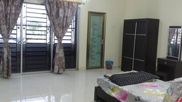 Premium bedding, in-room safe, desk, iron/ironing board