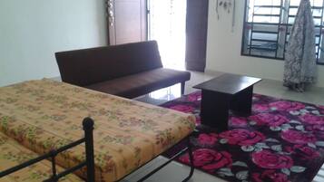 Vila Deluks, 4 kamar tidur, pemandangan kebun, area taman | Area keluarga | Televisi LCD 32-inci dengan saluran TV satelit dan TV