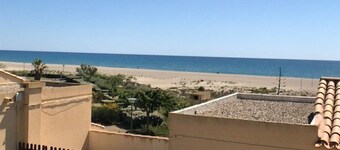 T2 House sea front with private parking, sleeps 4