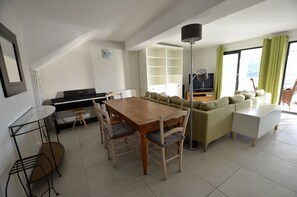 Téléviseur, lecteur de DVD, livres, sélection de musique