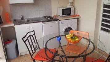 Refrigerador, microondas, parrilla de estufa y cafetera y tetera