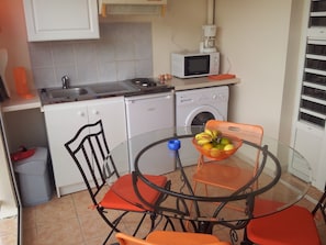 Réfrigérateur, micro-ondes, plaque de cuisson, cafetière/bouilloire