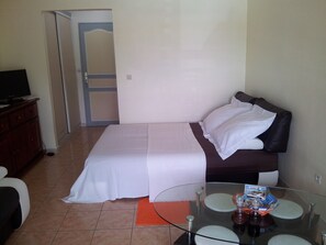 Iron/ironing board, WiFi, bed sheets