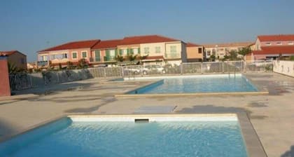 Spacious Villa with Pool, Sleeps 8, Near Shops & Beach in Le Barcarès
