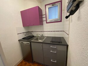 冷蔵庫、電子レンジ、コンロ