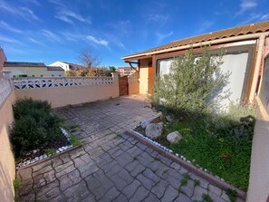 Property grounds - Cozy 2-Room Villa, AC, Terrace, Near Beach, Sleeps 4, Le Barcarès (Port Barcarès)